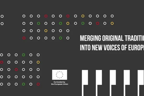 Baner projektu MOTIVE z ciemnym tłem, minimalistyczną grafiką inspirowaną układem nut oraz napisem „Merging Original Traditions into New Voices of Europe”. Na grafice widoczne są kolorowe punkty symbolizujące współpracę międzynarodową oraz logo Unii Europejskiej.